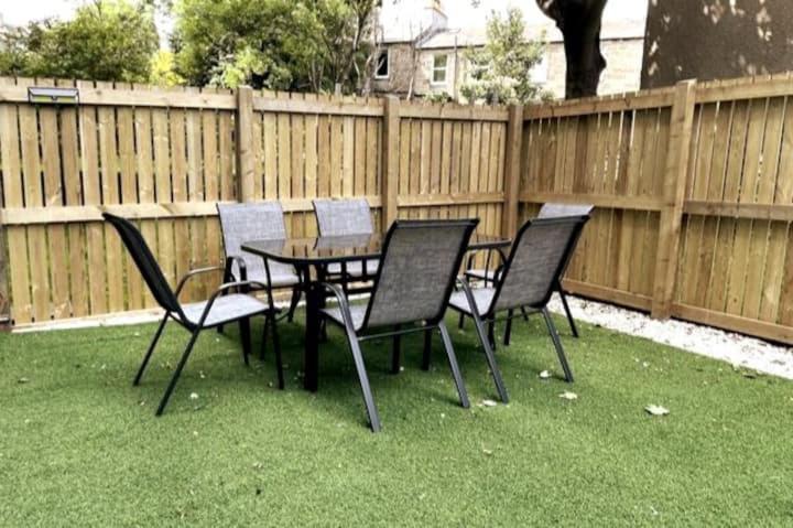 Lovely 3 Bedroom Apartment With Private Garden In Edinburgh City Centre Exterior foto